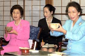 Wives of Mori, Kim attend tea ceremony